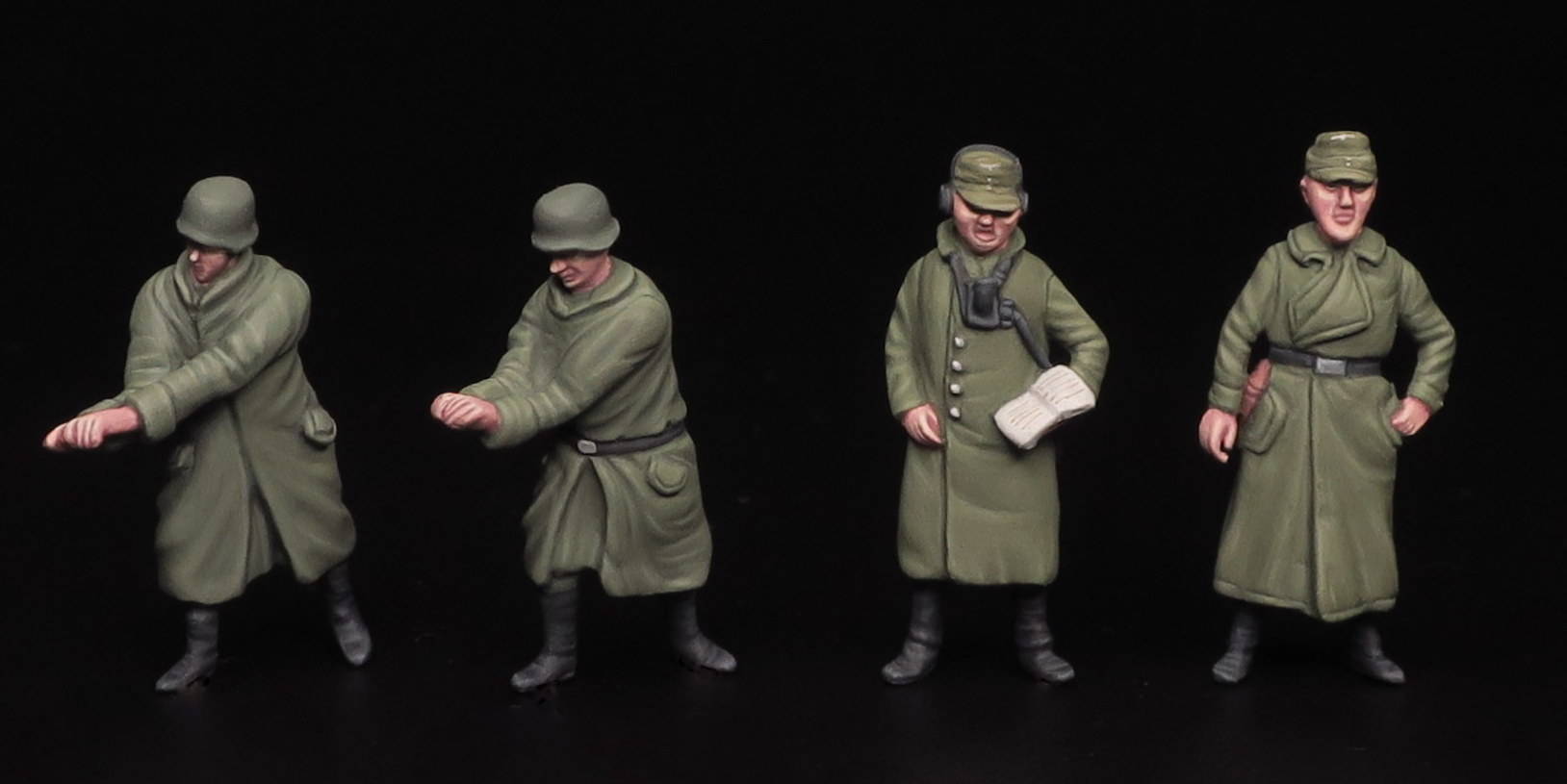 WW2 German heavy gun crew in coats