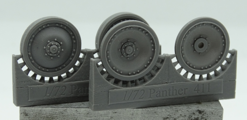 Pz.Kpfw.V Panther wheels with 8 groups of 3 bolts